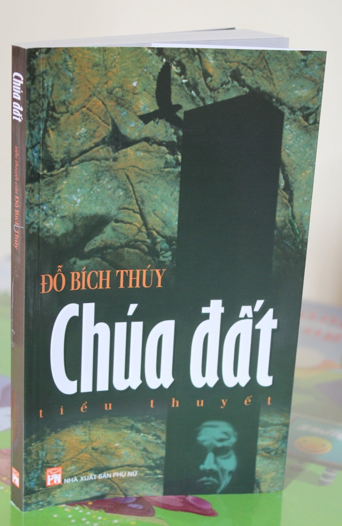 Chúa đất do NXB Phụ nữ ấn hành - Ảnh: H.T.P. Chúa đất lấy cảm hứng từ truyền thuyết về chúa đất Sùng Chúa Đà ở vùng Đường Thượng (Yên Minh, Hà Giang). Theo dân gian, Sùng Chúa Đà là một thổ ty người Mông hung ác, sống cách nay khoảng 200 năm. Cuộc đời ông gắn liền với sự tích cây cột đá cao gần 2m, chuyên để treo đến chết những ai trêu ghẹo vợ chúa, và vi phạm luật lệ do ông đặt ra (hiện cột đá này được lưu giữ tại Bảo tàng tỉnh Hà Giang). Tuy nhiên, đọc tiểu thuyết, người đọc không có cảm giác bị chi phối bởi truyền thuyết, tư liệu. Bằng giọng văn tinh tế, Đỗ Bích Thúy khiến người đọc không muốn rời trang sách khi chưa đọc đến trang cuối cùng, để theo dõi một câu chuyện cuốn hút về tình yêu, về thân phận con người... Nhà văn Đỗ Bích Thúy sinh năm 1975, hiện là phó tổng biên tập tạp chí Văn Nghệ Quân Đội.