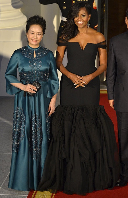 Trong chuyến công du tại Nhà Trắng vào tháng 9, Bành Lệ Viện đọ sắc thời trang bên Michelle Obama. Bà mặc váy dài tay, cao cổ màu xanh ngọc cầu kỳ.