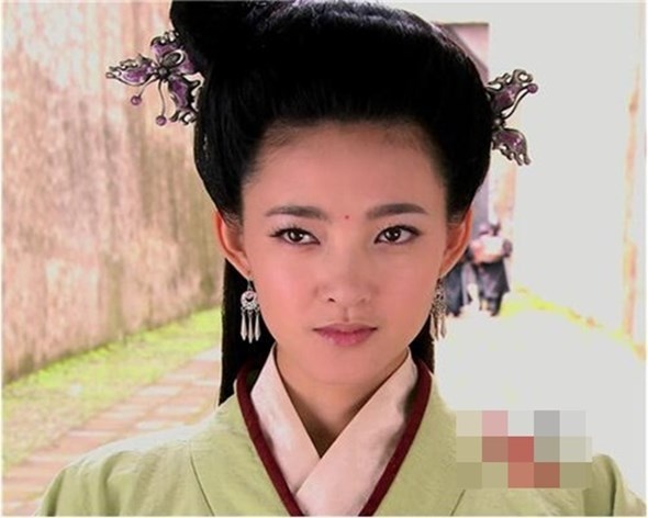 Nhiếp Thận Nhi (Vương Lệ Khôn) vốn là một cô gái có bản chất thiện lương. Thế nhưng cuộc sống đưa đẩy khiến cô phải chịu nhiều đau khổ và trở nên thủ đoạn, tàn ác. Đây là một nhân vật vừa đáng ghét cũng thật đáng thương.