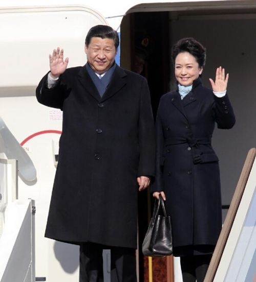 Chuyến thăm nước ngoài đầu tiên cấp nhà nước trên cương vị phu nhân Chủ tịch Tập Cận Bình vào tháng 3/2013 tại Moscow (Nga). Bành Lệ Viện và chồng mặc trang phục ton-sur-ton.