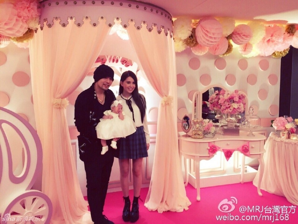 Ảnh đầu tiên của con gái Châu Kiệt Luân và bà xã 21 tuổi Côn Lăng.