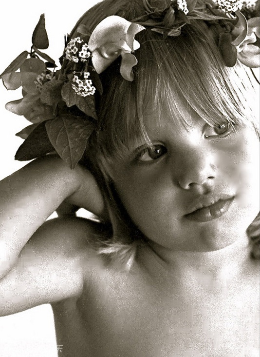 Khi mới lọt lòng, Angelina Jolie đã có vẻ mặt bầu bĩnh đáng yêu, kế thừa nét đẹp của bố mẹ.