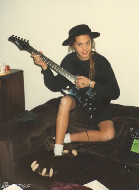 Người đẹp Hollywood từng thừa nhận sự hoang dã, nổi loạn khi ở tuổi thành niên. Ngày đó, Angelina đẹp đến nao lòng nhưng cá tính mạnh, và không phải ai cũng dám làm bạn với cô.