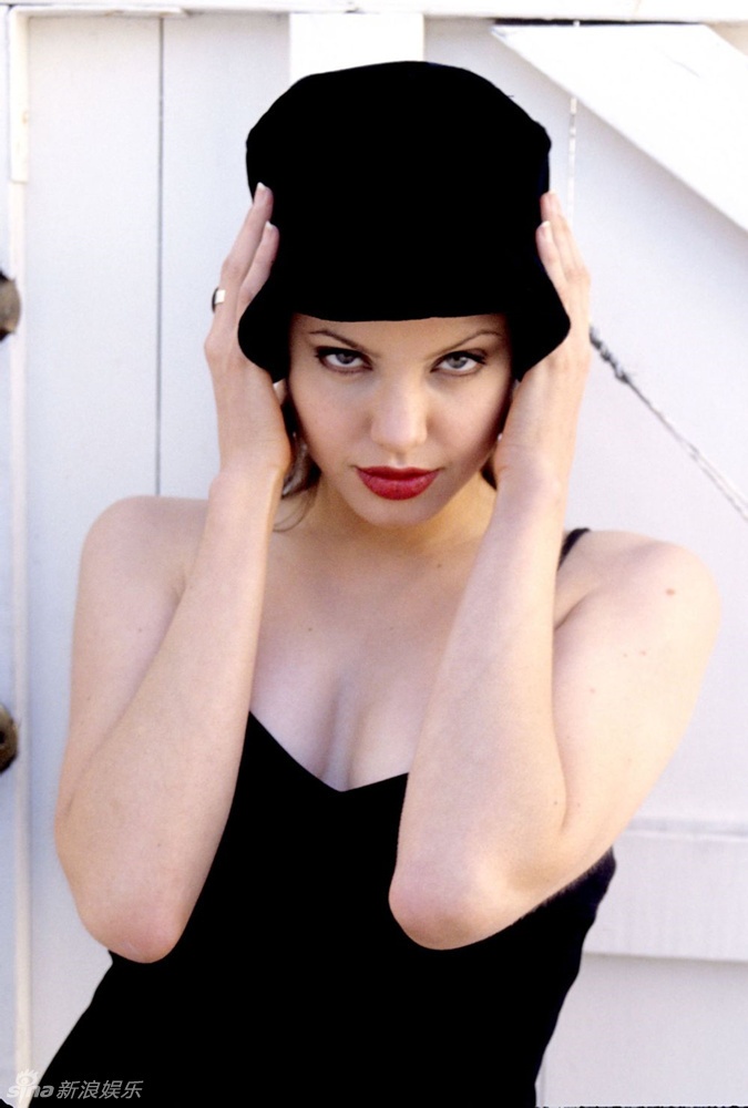 Sự quyến rũ cùng bản lĩnh giúp Angelina vượt qua nhiều người đẹp khác, giữ vững vị trí quyền lực bậc nhất Hollywood.