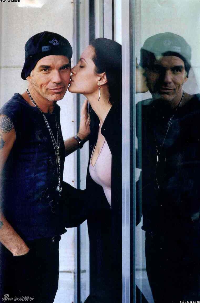 Năm 2000, cô kết hôn với nam diễn viên Billy Bob Thornton. Tình cảm với Bob là bản năng tự nhiên theo đánh giá của chính Angelina. Giai đoạn chung sống, cô xăm tên chồng thể hiện tình yêu. Tuy nhiên, cuộc hôn nhân này cũng chỉ tồn tại 3 năm.