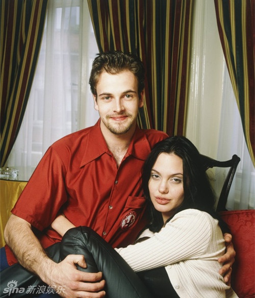 Jolie bên người chồng đầu tiên - tài tử Johnny Lee Miller. Họ kết hôn năm 1996 và ly hôn sau 3 năm chung sống. Sau này, cô cho rằng nguyên nhân đổ vỡ trong lần kết hôn đầu là vì sự bồng bột, háo thắng của tuổi trẻ.