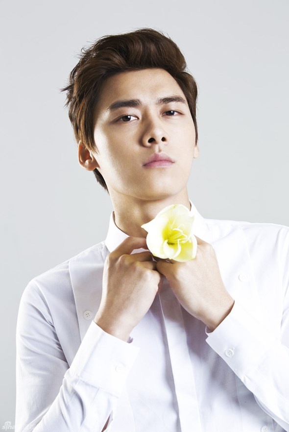 Sau thành công vang dội của Cổ kiếm kỳ đàm, Lý Dịch Phong trở thành ngôi sao đình đám và nhờ đó cát xê của anh cũng tăng vọt. Trong năm 2015, mỹ nam này ghi dấu ấn với hai tác phẩm là Hoạt sắc sinh hương và Đạo mộ bút ký. Được biết, cát xê hiện tại của Lý Dịch Phong là 550 nghìn nhân dân tệ (khoảng hơn <abbr class=