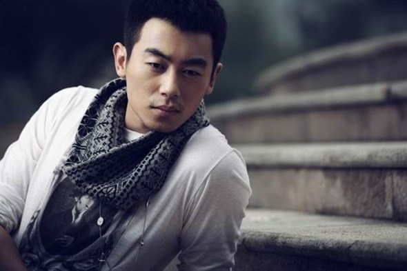 Không sở hữu ngoại hình điển trai ngời ngời như nhiều nam diễn viên khác nhưng Chu Á Văn lại được đánh giá cao về diễn xuất. Anh thuộc trường phái diễn viên thực lực của màn ảnh Hoa ngữ. Năm vừa qua, Chu Á Văn chinh phục cảm tình đông đảo khán giả với bộ phim đình đám Cao lương đỏ. Anh có cát xê cao ngất ngưởng là 900 nghìn nhân dân tệ (khoảng hơn <abbr class=