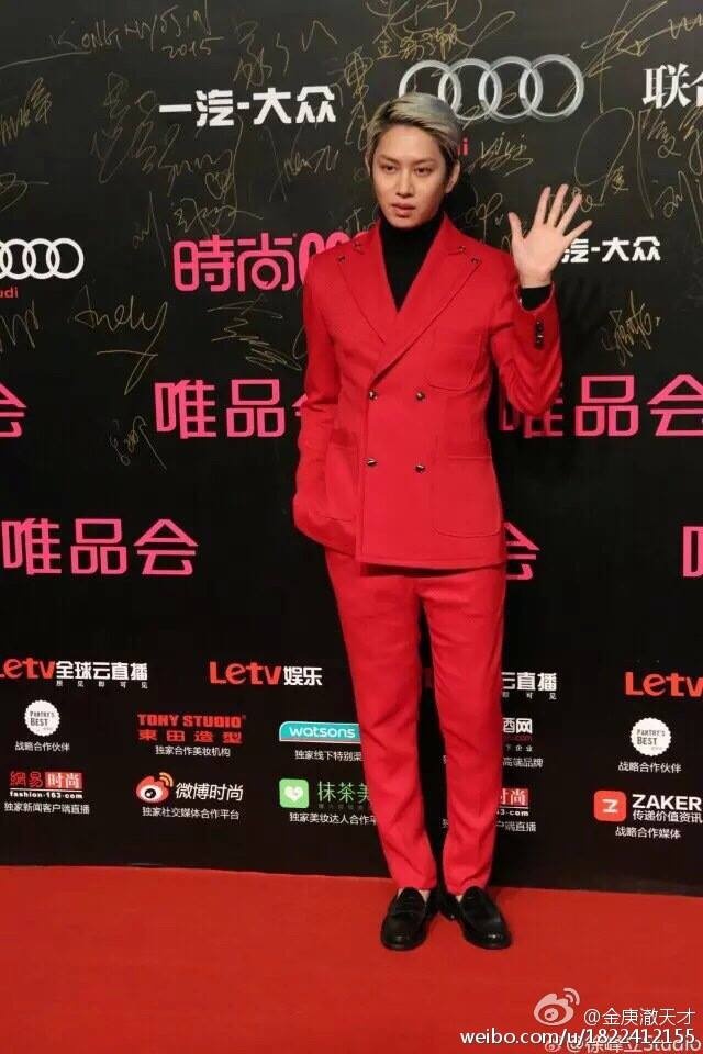 Ca sĩ Kim Heechul (Super Junior) diện cây đỏ.