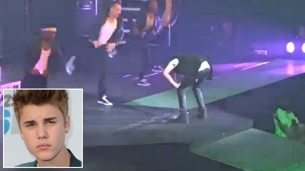 Justin Bieber bất ngờ ngừng lại, nôn ọe ngay trên sân khấu.