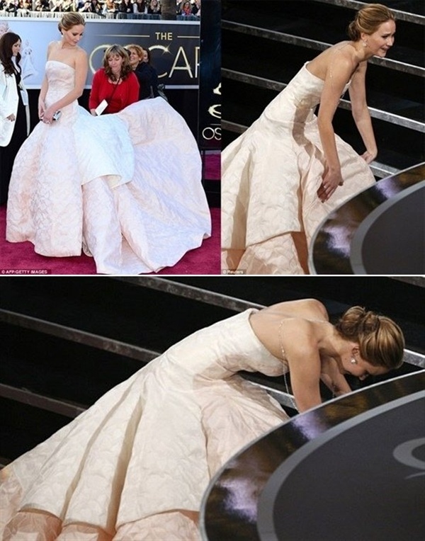 Jennifer Lawrence và khoảnh khắc vồ ếch khi lên nhận giải Oscar.