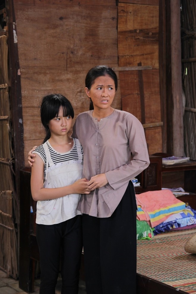 Tạo hình xấu xí của diễn viên Thùy Trang (phải) trong phim Dâu trăm họ.