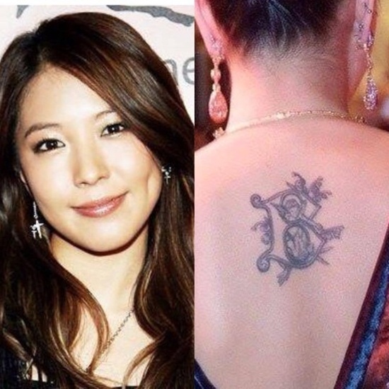 BoA sở hữu hình xăm chữ B cách điệu với hai thiên thần đằng sau lưng. Đây cũng chính là chữ cái đầu tiên của tên cô. Thế cho nên không có gì ngạc nhiên khi người đẹp thường xuyên xuất hiện trong những bộ váy hở lưng để khoe trọn được hình xăm đẹp và cá tính.