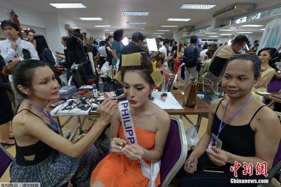 Ngay cả trong hậu trường, các thí sinh cũng được chăm chút cẩn thận.