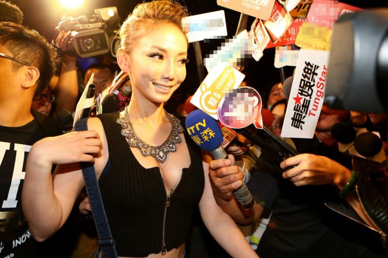 Lưu Kiều An tự tin mặc gợi cảm, trả lời phỏng vấn giữa lúc đang vướng lao lý.