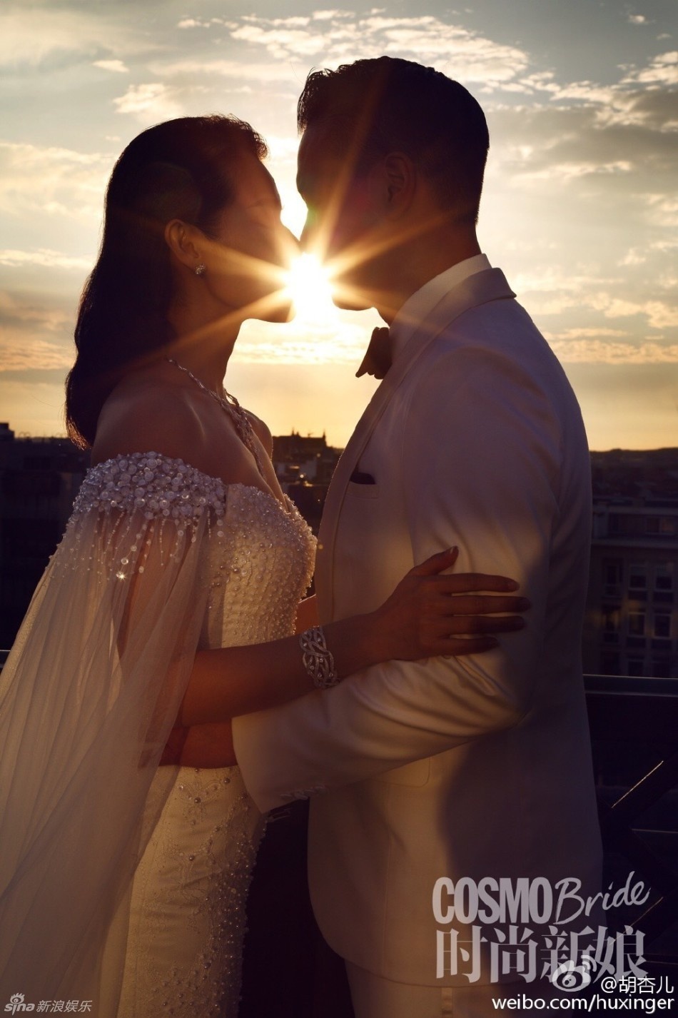 “Cảm ơn anh, cảm ơn vì mỗi ngày anh đều mang đến nụ cười cho em, cảm ơn anh vì mỗi khi qua đường, anh đều cố đứng chắn xe cho em, cảm ơn những khi anh mắng vì em quên sấy tóc và cũng cảm ơn khi anh đề nghị trở thành bạn đời của em. Nhờ anh, em cảm thấy tương lai thật hạnh phúc và tràn đầy hy vọng. Cảm ơn và em yêu anh” - Hồ Hạnh Nhi chia sẻ tình yêu trên trang cá nhân vào sáng 7/11.