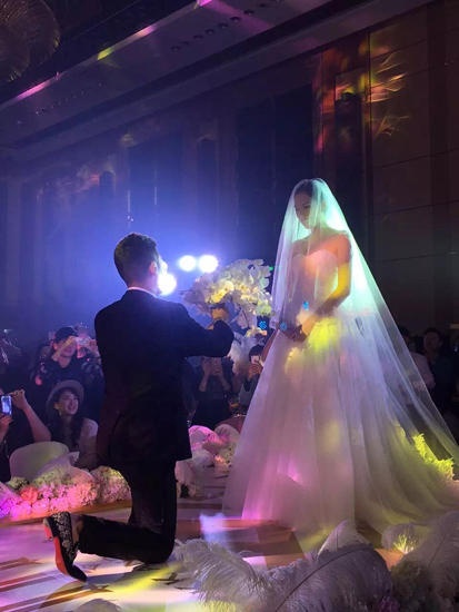 Cô dâu hạnh phúc khi được chú rể quỳ xuống trong lễ cưới.