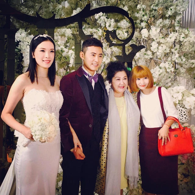 Đông Thần Khiết và Ngụy Nguy chụp ảnh cùng khách mời. Nữ diễn viên họ Đông sinh năm 1981, được biết đến như siêu mẫu hàng đầu Trung Quốc. Năm 2005, cô lọt vào Top những nghệ sĩ giàu có nhất Trung Quốc theo đánh giá Forbes. Năm vừa qua, cô gây chú ý khi tham gia một vai trong phim Cẩm tú duyên hoa lệ mạo hiểm đóng cùng Huỳnh Hiểu Minh, Trần Kiều Ân. Chú rể Ngụy Nguy - sinh năm 1983, cũng là diễn viên thực lực của showbiz.