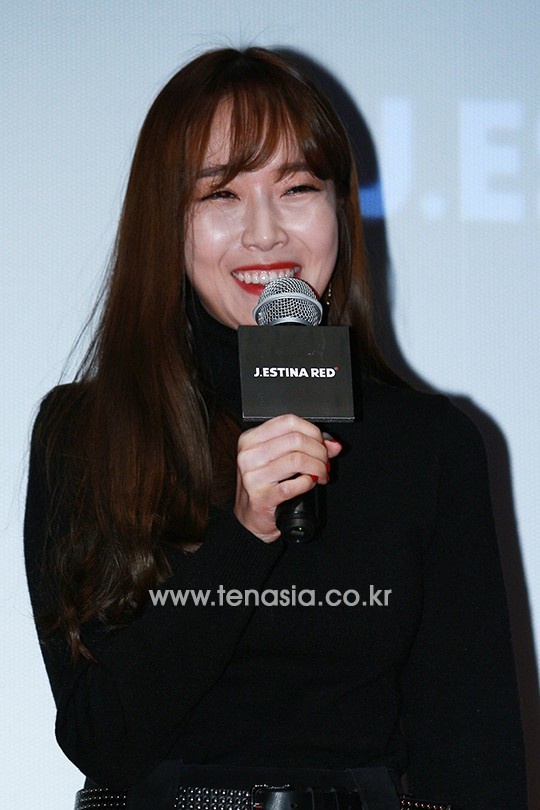 Cách đây vài tuần, Jessica bị cáo buộc nằm trong đường dây gái gọi cao cấp ở Hàn. Thậm chí có nguồn tin tiết lộ cô bị tạm giữ. Quản lý người đẹp đã phải lên tiếng phủ nhận. Đồng thời tiết lộ sớm việc Jessica được mời đóng phim tại Trung Quốc.