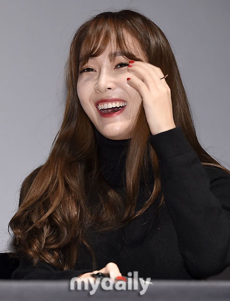 Giới truyền thông Hàn đánh giá, rời SNSD, Jessica không được chăm chút về gu thời trang kỹ càng. Cô cũng tăng cân đáng kể.