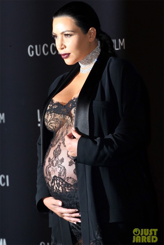 Để phù hợp với bộ đầm gợi cảm, Kim diện áo bra màu nude, khoác áo choàng dài tay che đi phần cơ thể lên cân. Người đẹp siêu vòng 3 tiết lộ trong thời kỳ mang thai, cô không thể ra đường mà thiếu đi áo dài tay giúp giấu đi bắp tay mũm mĩm. 