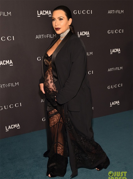 Khi nhìn nghiêng, dễ dàng nhận ra thân hình Kim nảy nở hơn rất nhiều. Dự kiến vào dịp Giáng sinh, bà xã rapper Kanye West sẽ hạ sinh. Em bé thứ hai của cặp đôi là một bé trai.