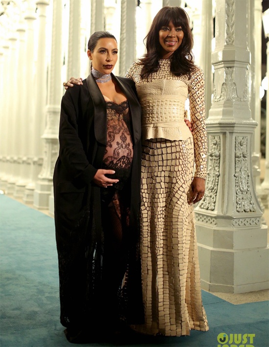 Kim chụp ảnh cùng cựu siêu mẫu Naomi Campbell. Người đẹp cũng khoe bức ảnh selfie với Naomi trên trang cá nhân. 