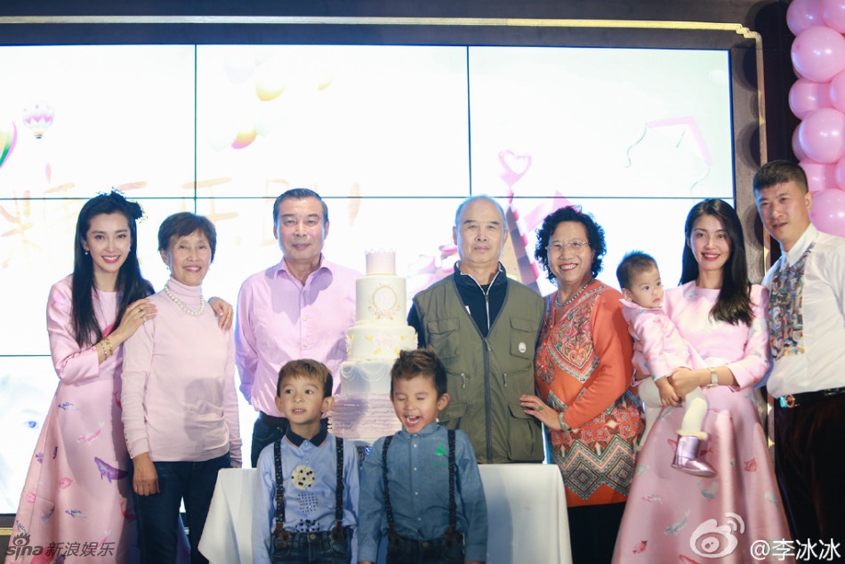 Tấm ảnh gia đình đoàn viên nhà họ Lý. Bố mẹ Lý Băng Băng đứng cạnh cô. “Gia đình có sắc vóc nổi trội 3 đời” - Sina đánh giá. Lý Băng Băng thuộc dòng dõi trâm anh thế phiệt, các thế hệ trước của gia tộc họ Lý đều là quan lớn ở tỉnh Sơn Tây (Trung Quốc). Tòa nhà năm xưa của gia đình hoành tráng như phủ hầu.