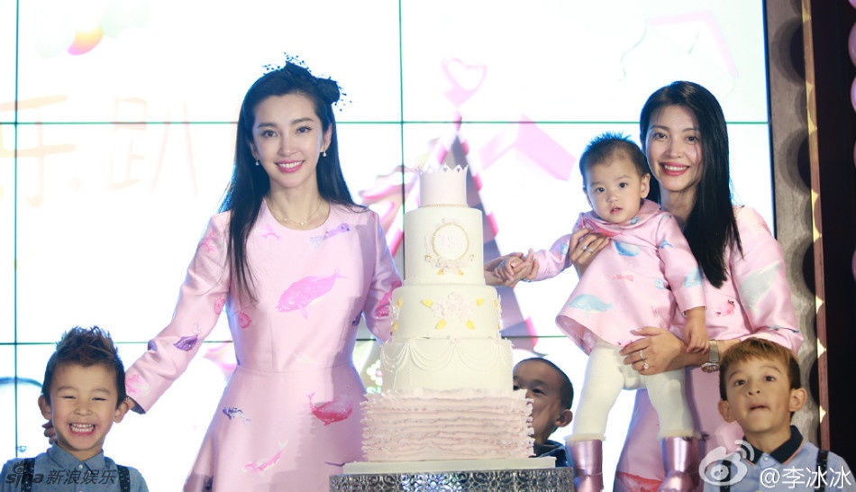 Lý Băng Băng bên em gái Lý Tuyết và hai cháu. Em gái cô kết hôn nhiều năm trước và an phận với công việc gia đình. Ngoài ra, Lý Tuyết còn đảm nhận vai trò quản lý của cô chị nổi tiếng.