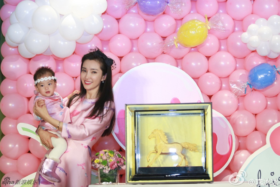 Sáng 8/11, Lý Băng Băng công khai hình ảnh trong buổi tiệc sinh nhật cháu gái trên trang cá nhân. Ở tuổi tứ tuần, đả nữ màn ảnh Hoa ngữ vẫn có vẻ đẹp như thiếu nữ.