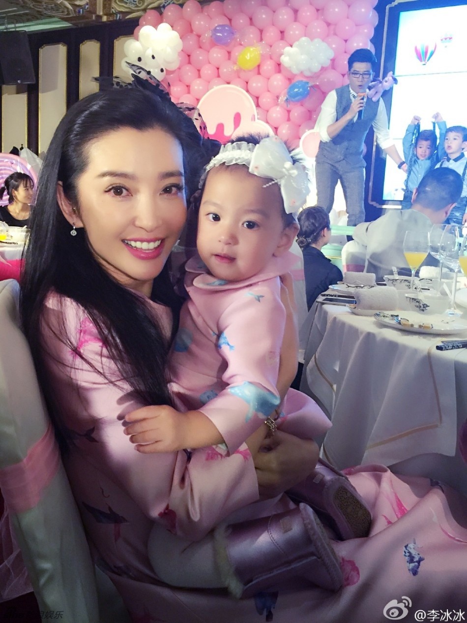 Cận cảnh gương mặt không tì vết của Lý Băng Băng và cháu gái.