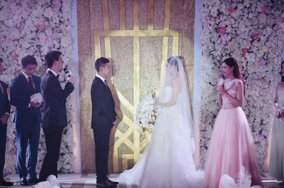 Giây phút trao nhau lời thề nguyền trước quan khách.