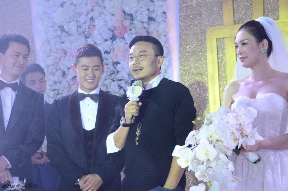 Chiều 8/11, nữ diễn viên phim Cẩm tú duyên: hoa lệ mạo hiểm - Đông Thần Khiết và tài tử Ngụy Nguy tổ chức hôn lễ tại Bắc Kinh (Trung Quốc). Trong lễ cưới, Uông Hàm đảm nhận vai trò người chứng hôn. Nhiều nghệ sĩ có tiếng như Trương Trí Nghiêu, vợ chồng Mã Á Thư, Lý Thần Hạo đã có mặt chúc phúc. 