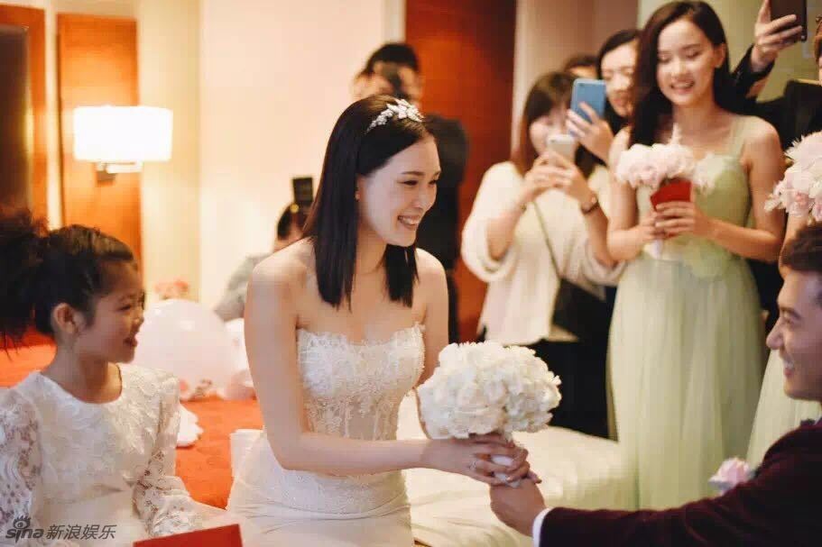 Trước đó, vào sáng 8/11, lễ đón dâu theo nghi thức truyền thống đã diễn ra.