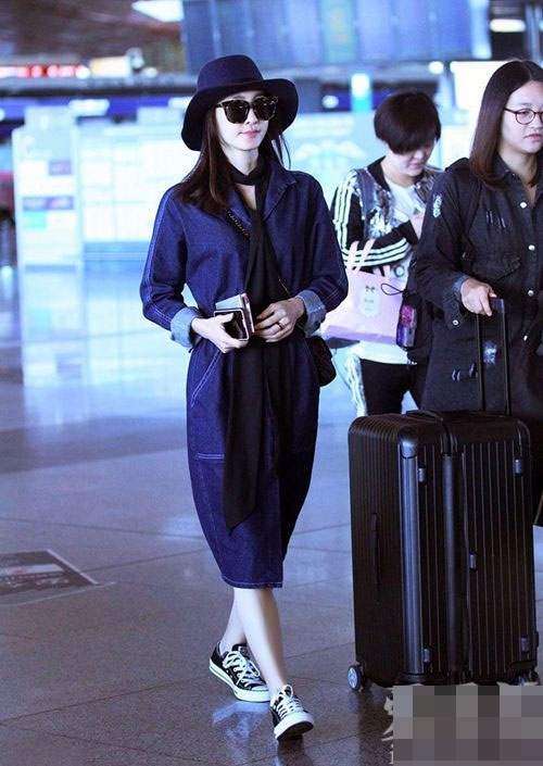 Mỹ nhân Hoa ngữ thu hút mọi ánh nhìn với vẻ đẹp rạng ngời trong chiếc váy denim và mũ fedora.