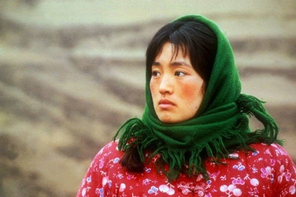 Trong Thu Cúc đi kiện, Củng Lợi vào vai một người phụ nữ đang mang bầu đi đòi công bằng cho chồng.