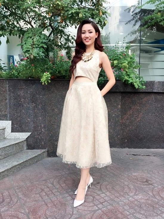 Tuy nhiên, tất cả những điều đó đã được đền đáp xứng đáng với thành tích giảm 10kg trong 1 tháng. Hiện tại, Trà My sở hữu thân hình vô cùng thon gọn và nhan sắc trẻ trung, năng động. Với chiều cao 1m78, Á hậu Hoàn Vũ luôn trở thành tâm điểm mỗi khi xuất hiện chốn đông người.