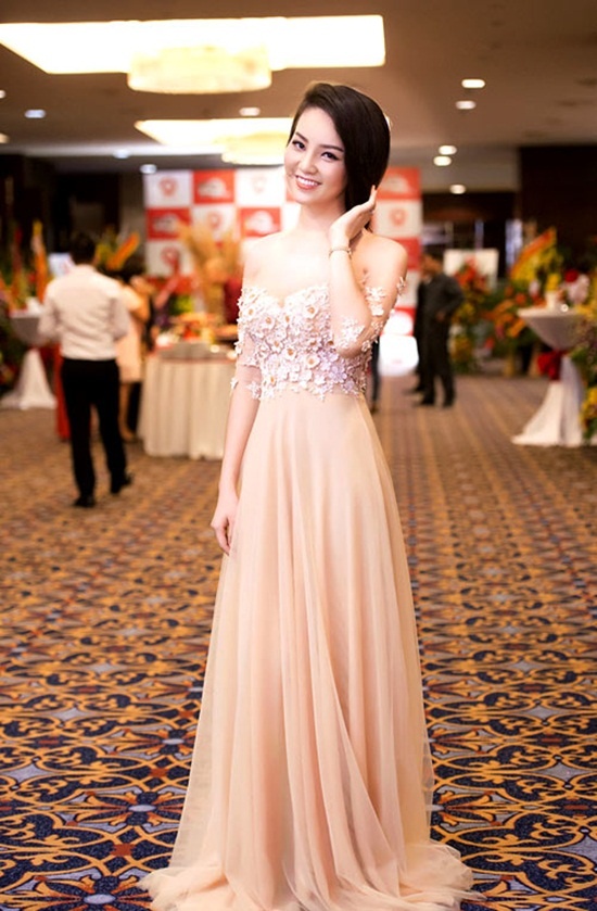 Sự lột xác bất ngờ và thành tích ấn tượng giảm 12kg trong 1,5 tháng khiến người hâm mộ ấn tượng. Á hậu Thụy Vân hoàn toàn chinh phục ánh nhìn người đối diện và ngày càng được yêu mến với vai trò MC, BTV.