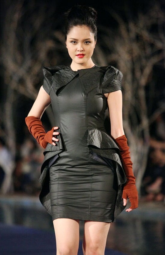 Từ những ngày đầu mới gia nhập làng giải trí, Á hậu Hoàng Anh đã gây ấn tượng bởi thân hình tròn trĩnh với phần đùi khá thô. Với số cân nặng lên tới 65kg, cô đã vấp phải không ít ý kiến chỉ trích của cư dân mạng.