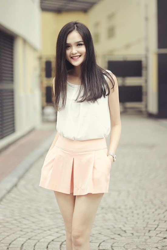 Với vóc dáng nay đã trở nên nhẹ nhàng, thanh tao hơn trước, gu thời trang của Hoàng Anh cũng nhờ đó mà được đánh giá cao hơn rất nhiều với những thiết kế nữ tính, thanh lịch, khoe khéo vòng eo thon và thân hình gợi cảm.