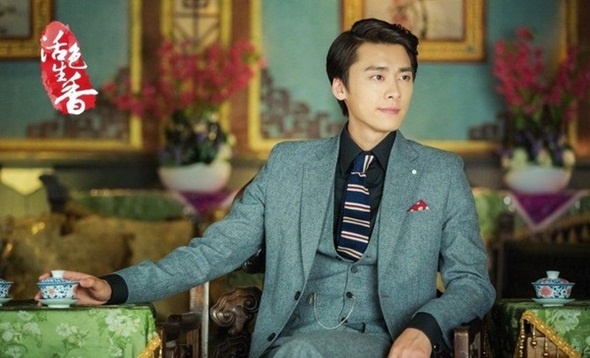  Trong Hoạt sắc sinh hương, Lý Dịch Phong vào vai Ninh Trí Viễn – chàng công tử ham chơi nhưng rất thông minh, dễ thương. Trí Viễn có chuyện tình đẹp với cô nàng Lạc Nhan (Đường Yên).