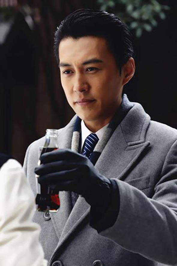 Cận Đông đóng phim từ năm 17 tuổi, thế nhưng phải đến năm nay, khi cận kề tuổi 40, anh mới nổi tiếng nhờ vai Minh Lâu trong bộ phim truyền hình Kẻ ngụy trang. Anh được đánh giá rất cao về mặt diễn xuất, đặc biệt là diễn xuất bằng ánh mắt. Sau Kẻ ngụy trang, Cận Đông không chỉ có lượng fan lớn mà còn trở thành ứng cử viên sáng giá cho vai nam chính của nhiều dự án phim mới.