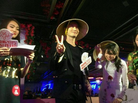 Cử chỉ dễ thương của tài tử Thần điêu đại hiệp khi đội nón lá. 