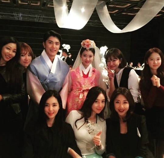 Cô dâu, chú rể chụp ảnh cùng bạn bè trong lễ cưới.