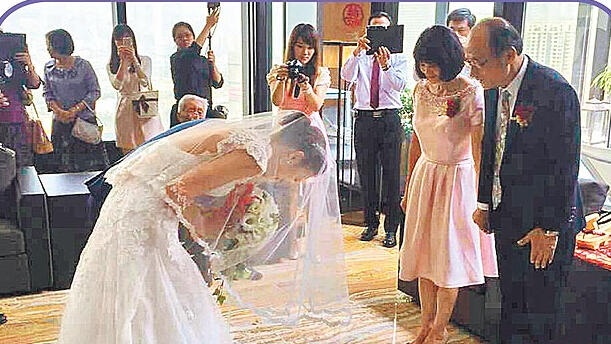 Đây là lần thứ hai kết hôn của chân dài sinh năm 1982.