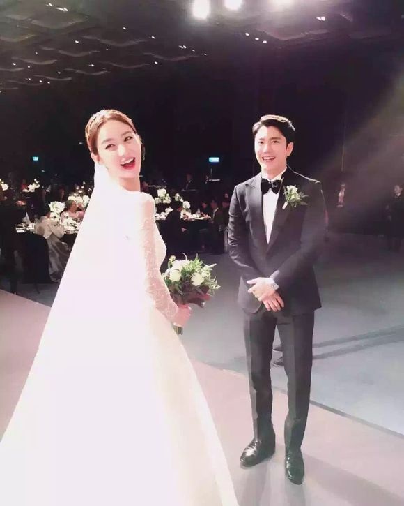 Nụ cười rạng rỡ của cặp đôi. Đây là hình ảnh hiếm hoi chú rể lộ mặt. Giới truyền thông đánh giá, anh có vẻ ngoài điển trai như tài tử.