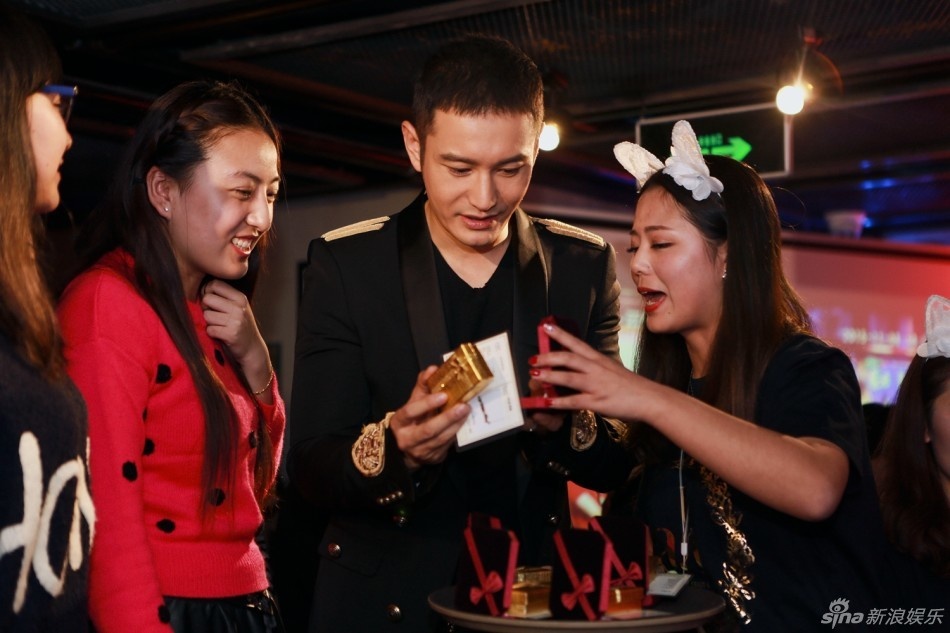 Những khoảnh khắc Huỳnh Hiểu Minh giao lưu cùng người hâm mộ.