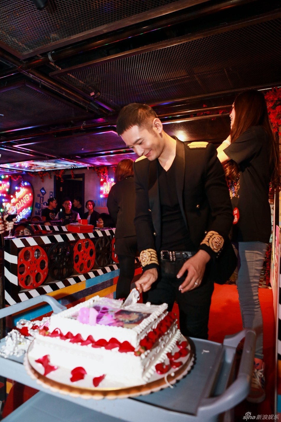 Huỳnh Hiểu Minh cắt bánh mừng tuổi mới. Rất nhiều người tiếc nuối khi Angelababy bận quay phim không thể có mặt bên chồng.