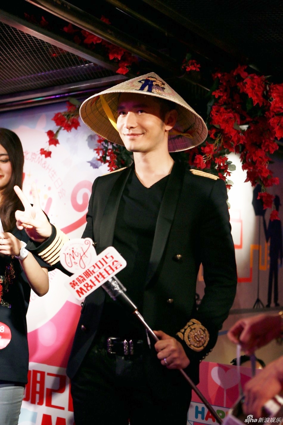 Mới đây, Huỳnh Hiểu Minh tổ chức tiệc sinh nhật tại Bắc Kinh (Trung Quốc) cùng với người hâm mộ. Nhận được món quà là chiếc nón lá Việt Nam, anh vui vẻ đội thử và tạo dáng trước ống kính.