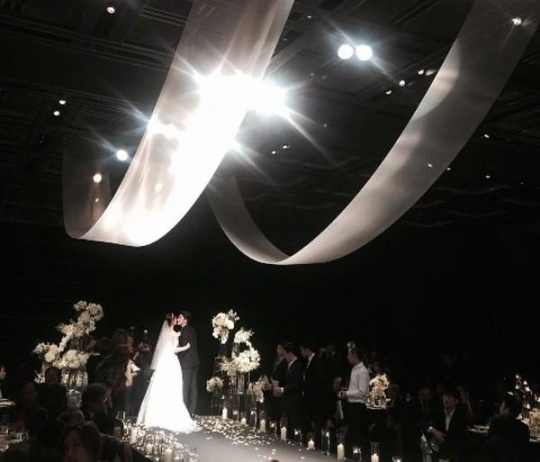 Cô dâu, chú rể hôn nhau trước ống kính. Chú rể là người làm ngoài ngành giải trí, hơn Han Groo 9 tuổi.